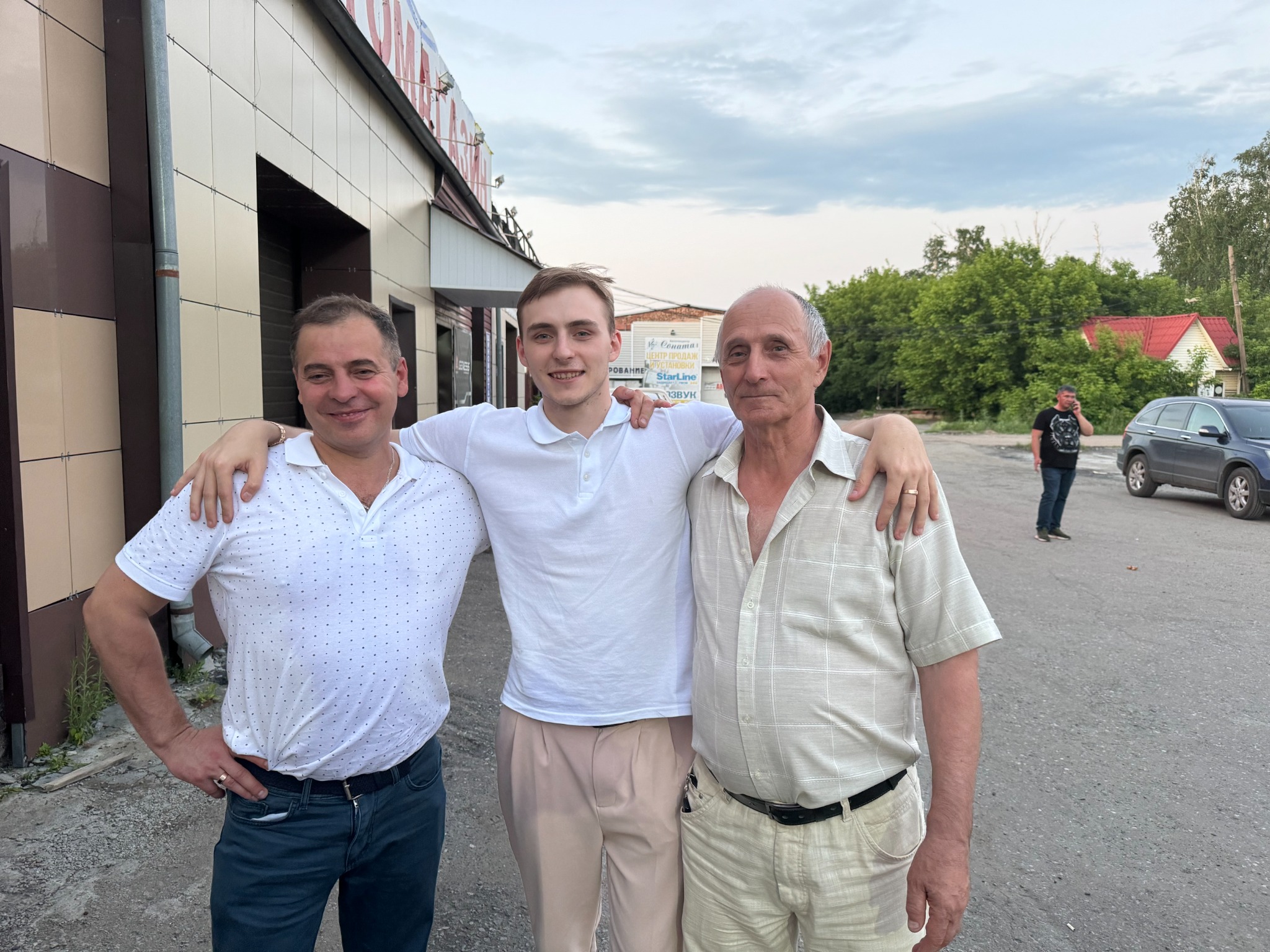 Юбиляр с близкими — три поколения вместе